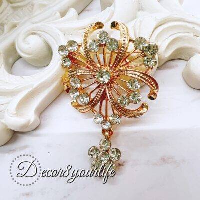 ELEGANT GOLD-TONE BROOCH WITH RHINESTONE ACCENTS