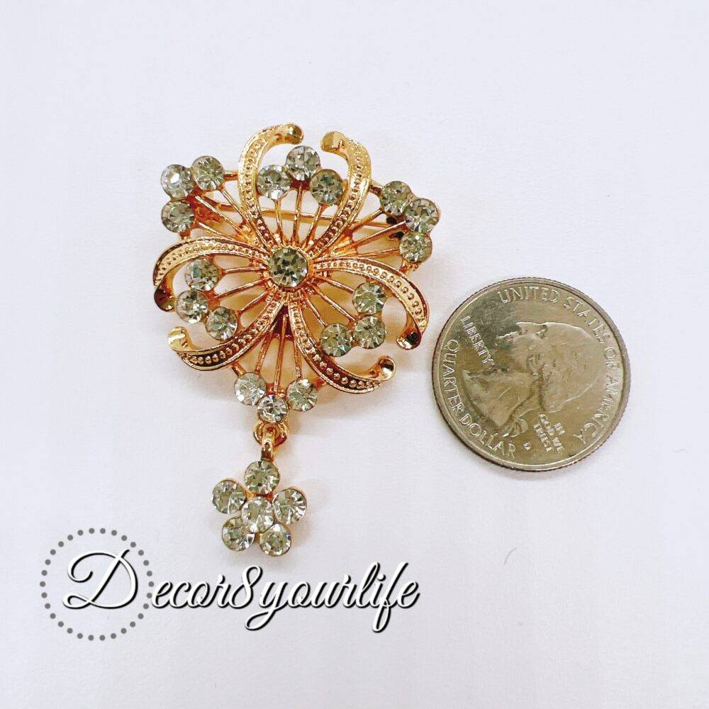 ELEGANT GOLD-TONE BROOCH WITH RHINESTONE ACCENTS