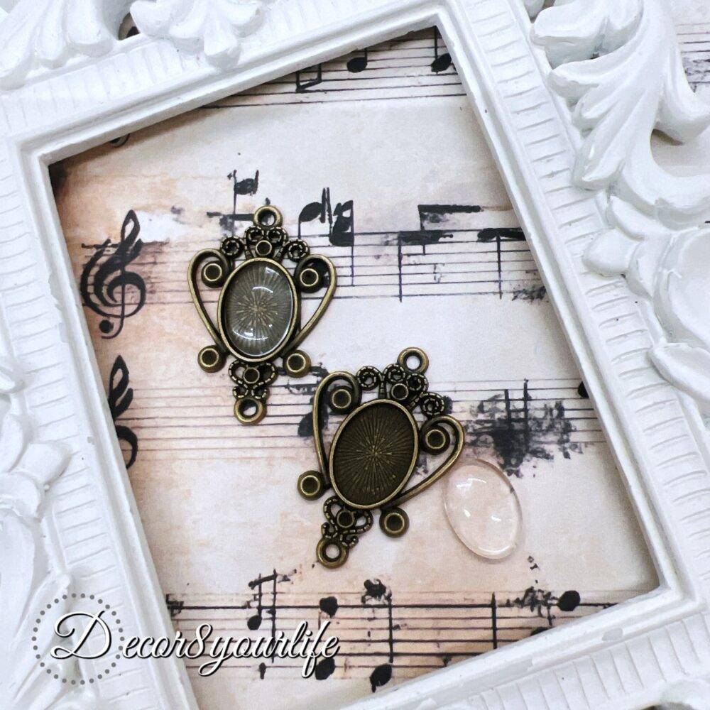 Vintage-style zinc-alloy cabochon settings pendants with an antique bronze finish, measuring approximately 1.25 x 1 inches. Perfect for DIY jewelry making, scrapbooking, and mini album charms.