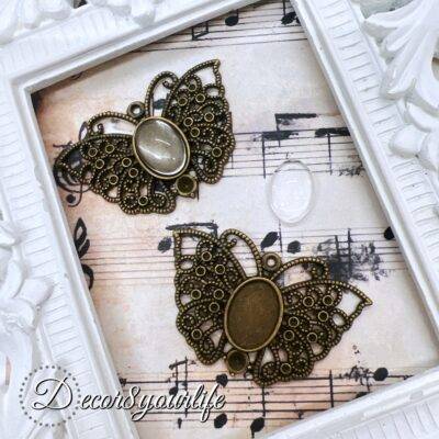 Vintage-style zinc-alloy cabochon settings pendants with an antique bronze finish, measuring approximately 1.25 x 1 inches. Perfect for DIY jewelry making, scrapbooking, and mini album charms.