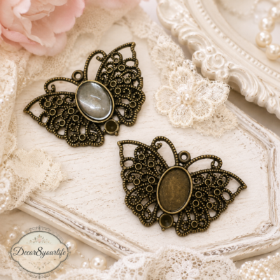Add a touch of charm to your craft projects with this set of 2 high-quality vintage style cabochon settings zinc-alloy pendants. These cabochon settings are ideal for making personalized jewelry, scrapbook mini album charms, and other DIY creations. With a gorgeous antique bronze finish, these pendants offer a timeless look that pairs perfectly with any craft design.