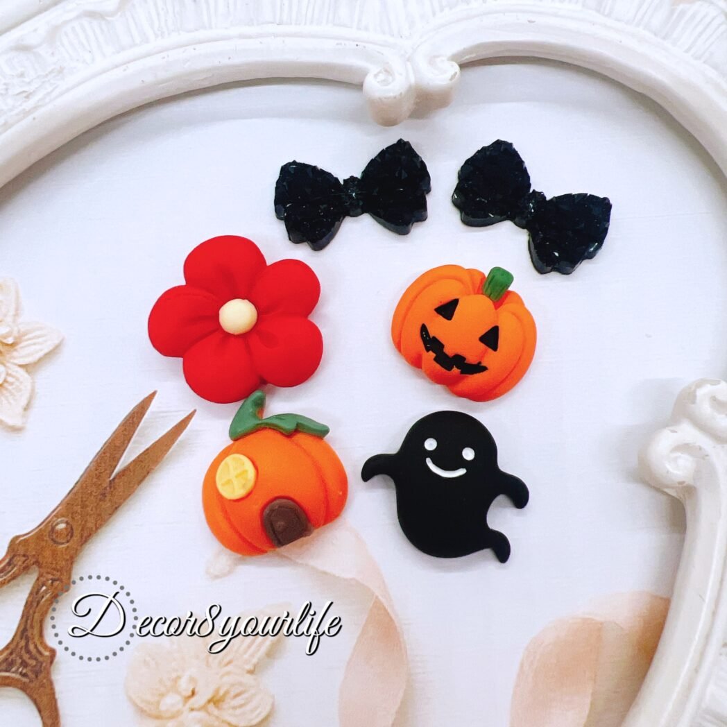 Pack of 5, Halloween inspired kawaii cute characters cabochons for DIY Crafts. Use these cabochons in your scrapbook layouts, journal covers, cardmaking and other handmade crafts.