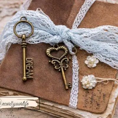 Pack of 5 Victorian-style metal skeleton key charms in assorted vintage designs. Perfect for junk journals, scrapbooks, mini albums, card making, and mixed-media projects.